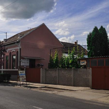 Lugas Szallas Jászberény Buitenkant foto