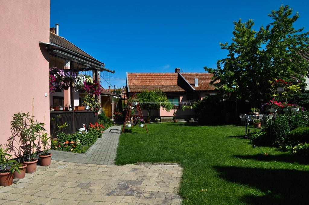 Lugas Szallas Jászberény Buitenkant foto