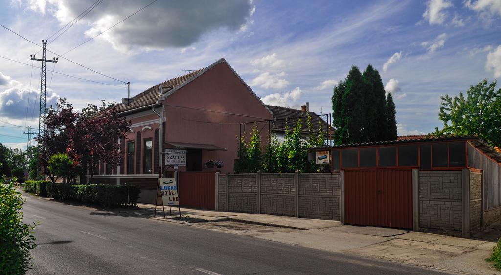 Lugas Szallas Jászberény Buitenkant foto